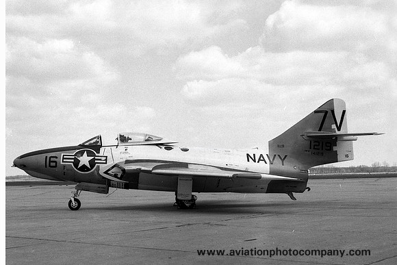 US Navy NAR Glenview Grumman F9F-8 Cougar 141219/7V-16 (9169)