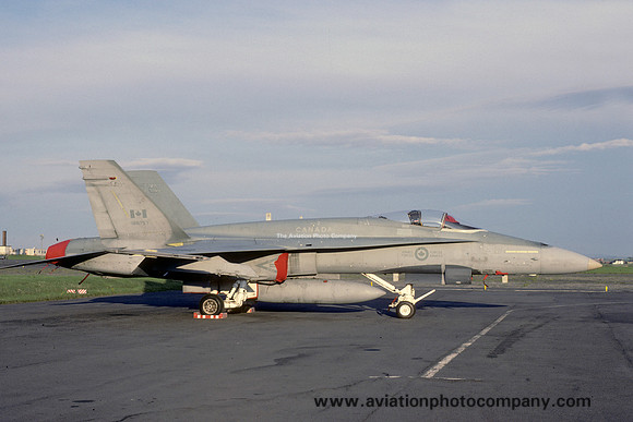 Canadian Armed Forces 1 CAG McDonnell Douglas CF-188 Hornet 188757 (1987)