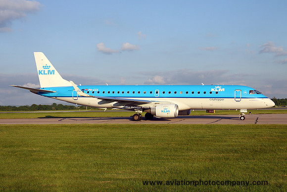KLM Cityhopper Embraer ERJ-190 PH-EZZ at Manchester IAP (2016)