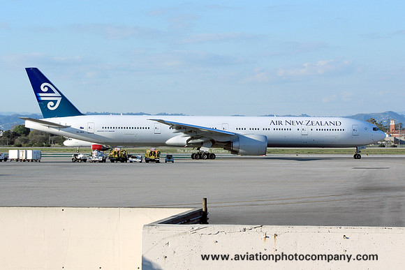 Air New Zealand Boeing 777-300ER ZK-OKO at Los Angeles IAP (2013)