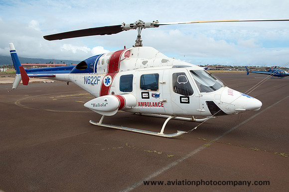 Bell 222 N622F at Kahului (2015)