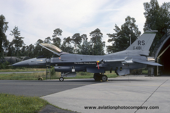 USAF 86 WG 512 FS General Dynamics F-16C Fighting Falcon 85-1481/RS (1992)
