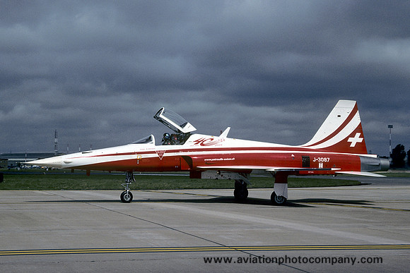 Swiss Air Force Patriuille Suisse Northrop F-5E Tiger J-3087 at RIAT Fairford (2004)
