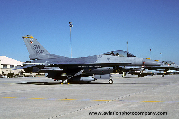 USAF 20 FW 79 FS General Dynamics F-16C Fighting Falcon 94-0043/SW (2002)