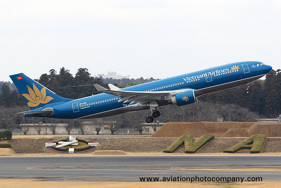 Vietnam Airlines Airbus A330-200 VN-A381 at Tokyo Narita (2016)