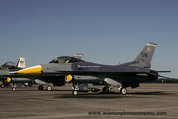 USAF 363 FW 17 FS General Dynamics F-16C Fighting Falcon 90-0741/SW (1992)