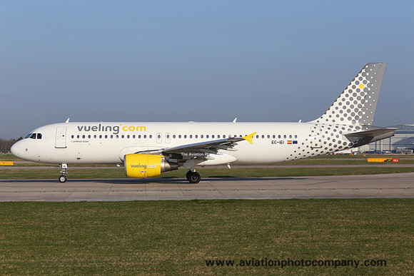 Vueling Airbus A320-200 EC-IEI at Manchester (2014)