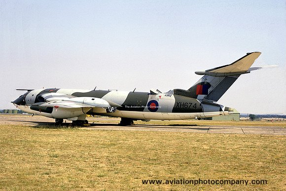 RAF 543 Squadron Handley Page Victor SR.2 XH674 (1975)