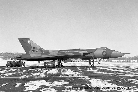 RAF 44 Squadron Avro Vulcan B.2 XM652 (1982)