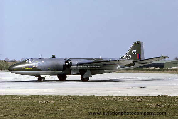 RAF 39 Squadron English Electric Canberra T.4 WJ866/AV (1980)