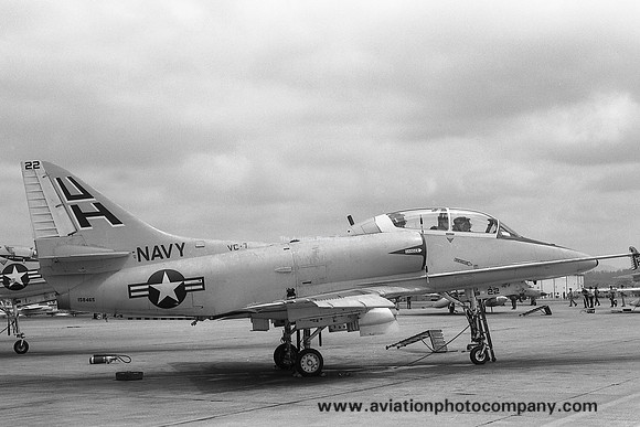 US Navy VC-4 Douglas TA-4J Skyhawk 158465/UH-22 (1975)