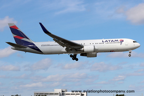 LATAM Airlines Chile Boeing 767-352(ER) CC-CWY (2023)