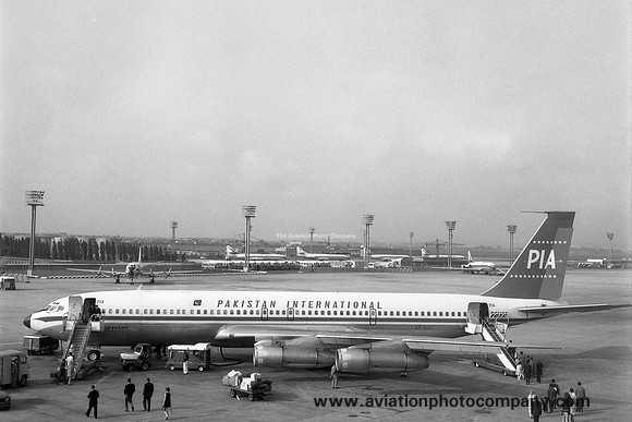 Pakistan International Airlines Boeing 707-340C AP-AUO at Paris Orly (1968)