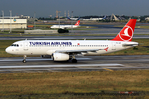 Turkish Airlines Airbus A320-200 TC-JUF at Istanbul IAP (2014)