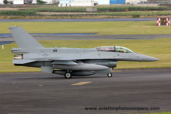 Omani Air Force Lockheed F-16D 822 on delivery through Lajes (2014)