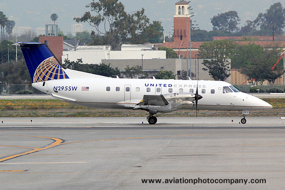 United Express Embraer Brasilia N295SW at Los Angeles IAP (2014)