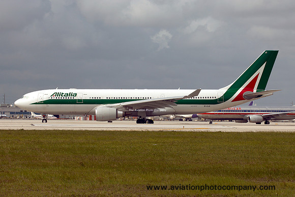 Alitalia Airbus A330-200 EI-EJO at Miami IAP (2013)