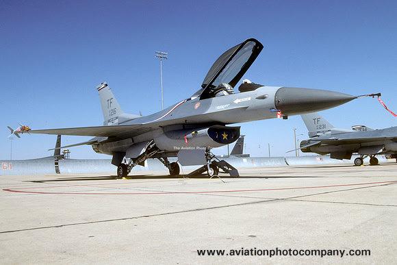 USAF AFRes 457 TFS General Dynamics F-16B Fighting Falcon 84-1216/TF (1991)