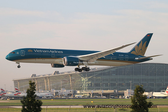 Vietnam Airlines Boeing 787-9 VN-A861 at London Heathrow (2015)
