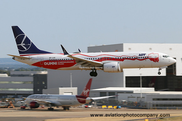 LOT Polish Airlines Boeing 737-8 SP-LVD at Heathrow (2022)