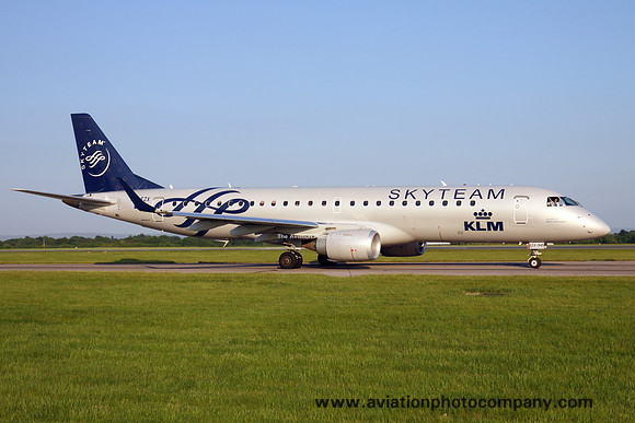KLM Cityhopper Embraer ERJ-190 PH-EZX at Manchester IAP (2016)