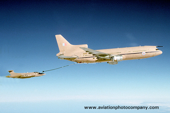 RAF Lockheed Tristar K.2 ZD951 with Blackburn Buccaneer S.2 during Operation Granby (1991)